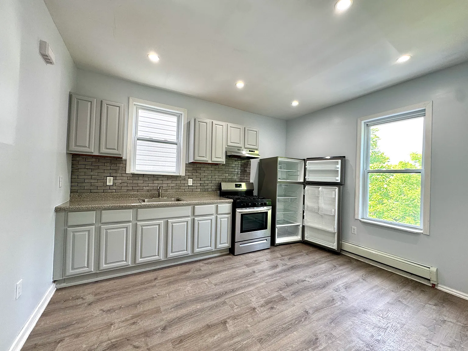 3 bed, 1000 sqft, $2,250 — Photo 2