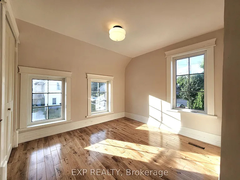 446 Macnab St N — Photo 8
