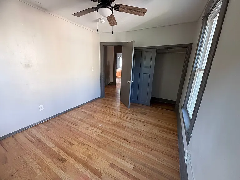 913 W Montgomery St — Photo 23