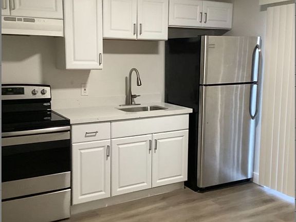 4th image of 555 SW 4th St APT 205
