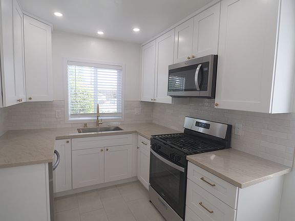 4th image of 11610 Oxnard St #1