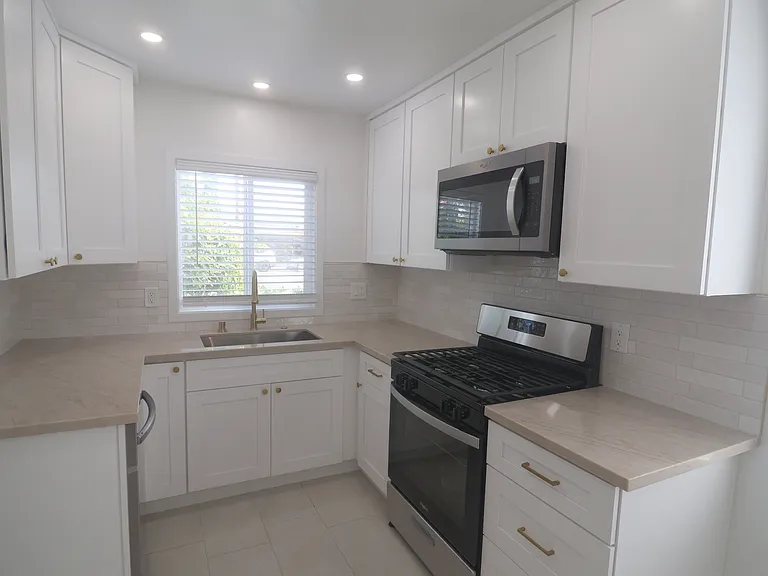 11610 Oxnard St #1 — Photo 4