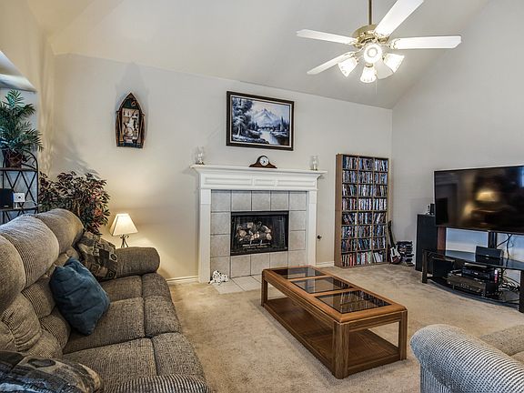 3rd image of 405 Cody Ln