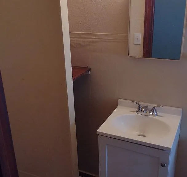2204 E University Ave — Photo 10