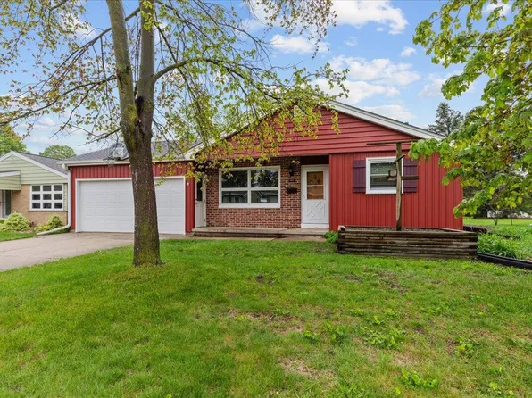 817 Meadowbrook DRIVE, West Bend, WI 53090