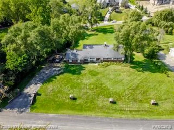 3260 Chickering Ln, Bloomfield Hills, MI 48302