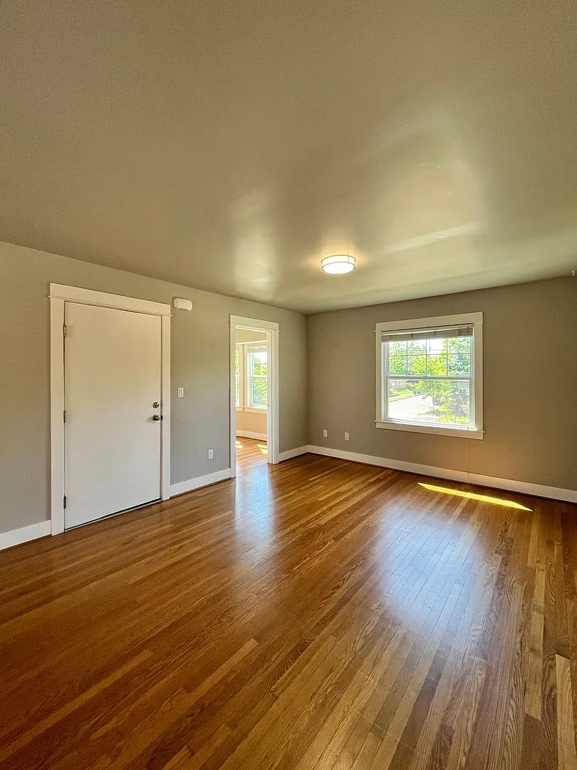 Large / Close-In 1 Bedroom w/Bonus Room! Hardwood Floor, Private Storage, Washer/Dryer & Pet Frie... — Photo 4