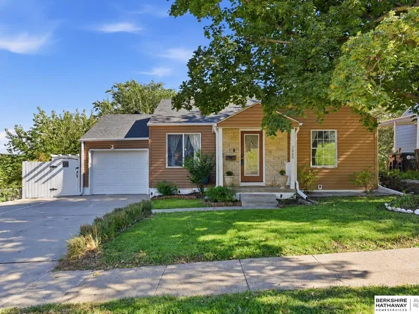 3869 N 65th St, Omaha, NE 68104