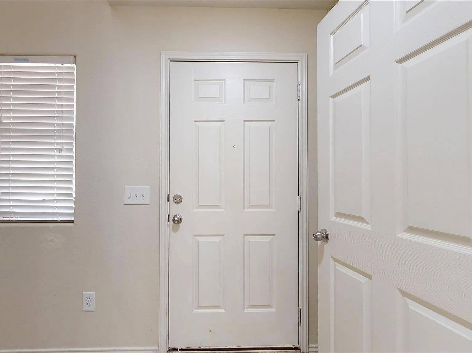 4 bed, 3.0 bath, 2000 sqft, $2,445 — Photo 4