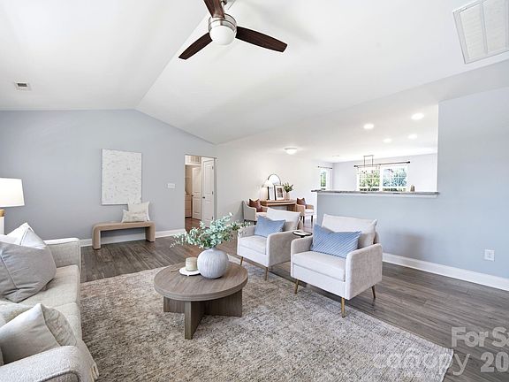 5th image of 105 Hidden Spring Dr
