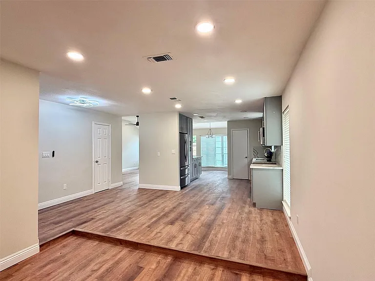 8911 Hendon Ln — Photo 5