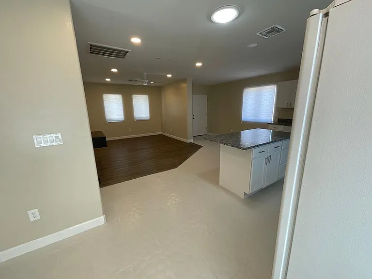 1214 E Elm St — Photo 8