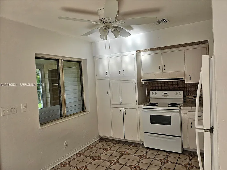 709 NE 4th Ct #6 — Photo 11