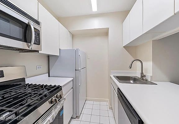 3rd image of 250 E 40th St APT 15C