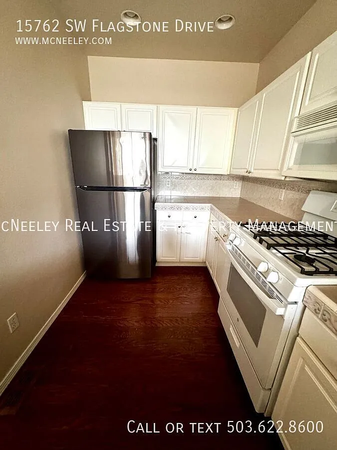$600 OFF Your First Month's Rent This Charming Sexton Mt Town Home Won't Last Long! — Photo 4