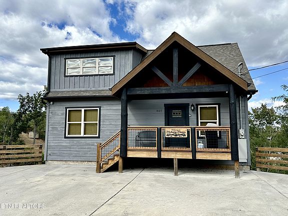 2nd image of 807 Crestwood Ln
