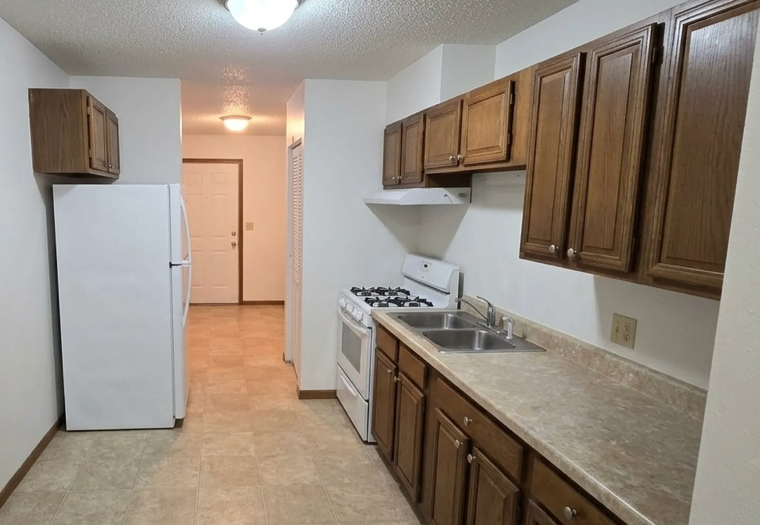 Cozy Two-Bedroom Apartment with Breakfast Bar — Photo 3