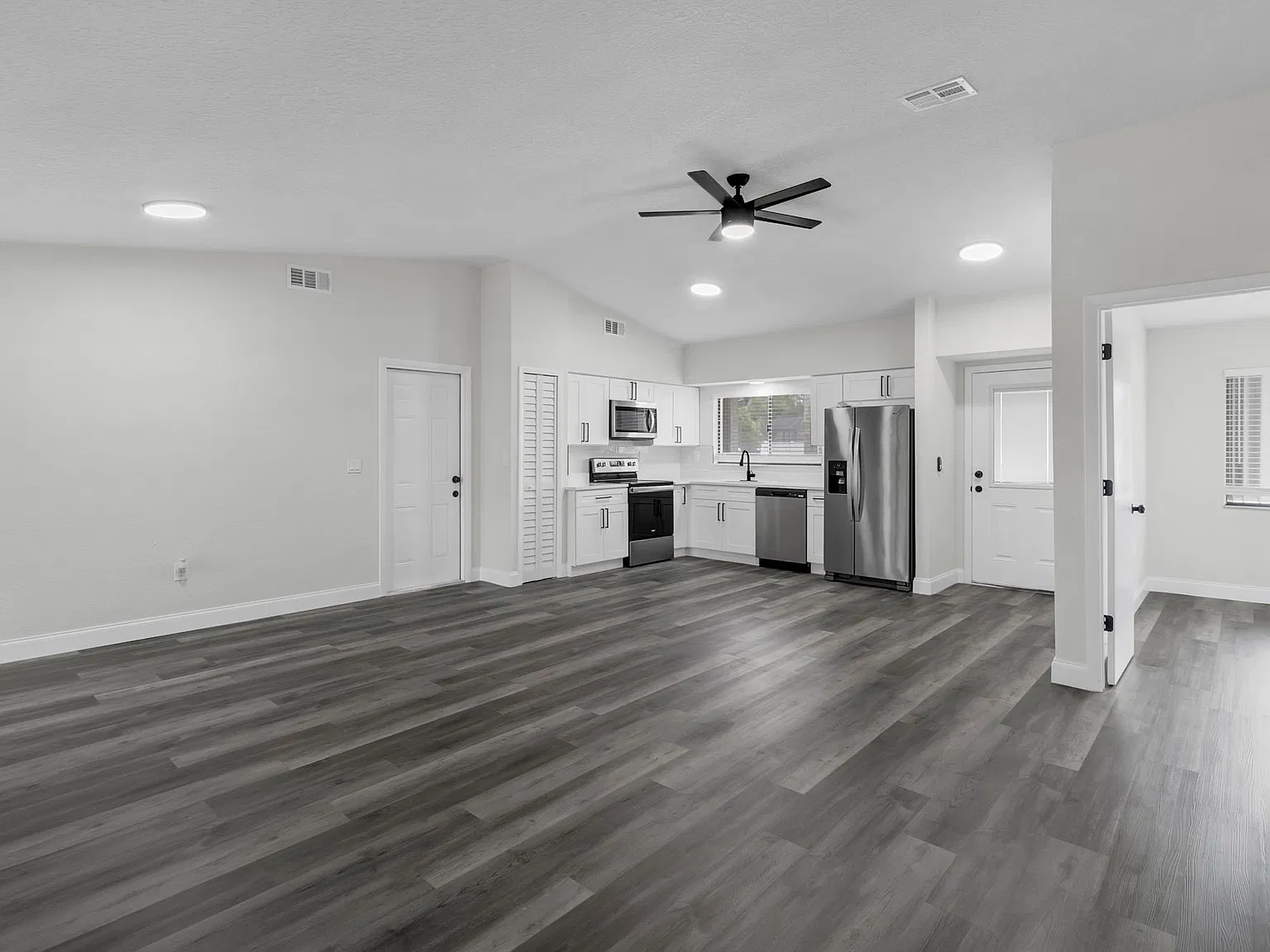 3 bed, 1102 sqft, $2,200 — Photo 4