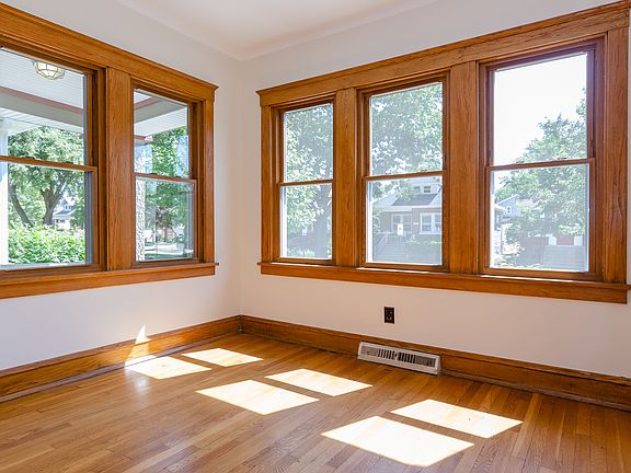 3rd image of 1109 Lyman Ave