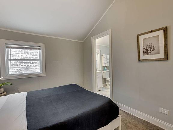 4th image of 1105 N Ashland Ave Unit 3