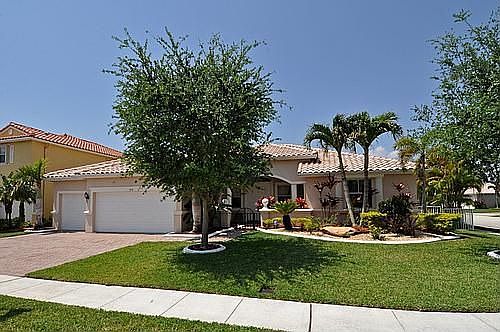 1st image of 702 SW 189th Ave