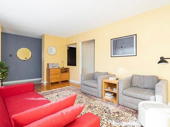 4th image of 742 Ashburn St #1