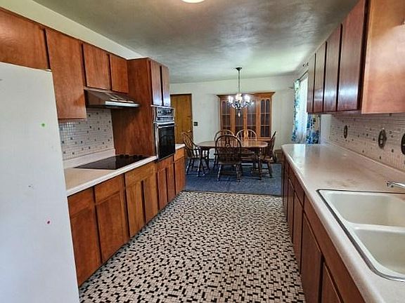 4th image of 145 Hampton Dr