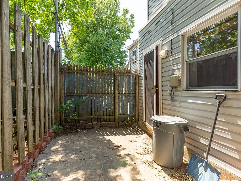 1439 E Oxford St — Photo 12
