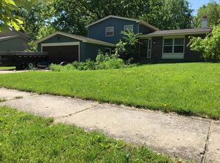 629 Green Oaks Dr, Crystal Lake, IL 60014