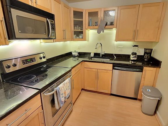 3rd image of 1011 Hunter St Unit D-1