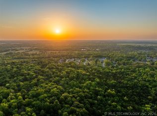 1918 E Crestview Dr, Okmulgee, OK 74447