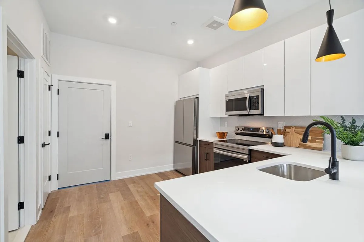 Building Photo - 722 W Thompson St #207