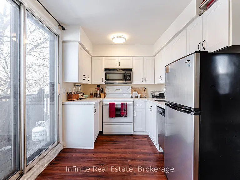 655 Coxwell Ave — Photo 6