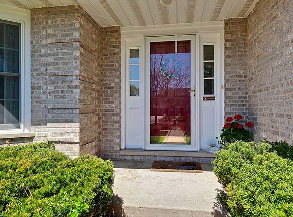 2nd image of 32 Sussex Cir