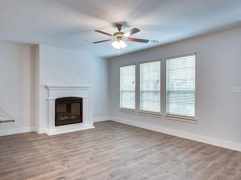 2433 Siskiyou St — Photo 2
