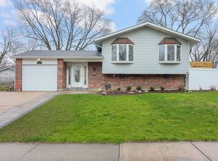 8019 Leawood Ln, Woodridge, IL 60517