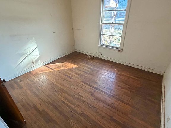 4th image of 317 College St