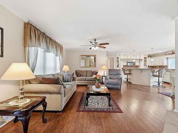 5th image of 11 Carol Cir