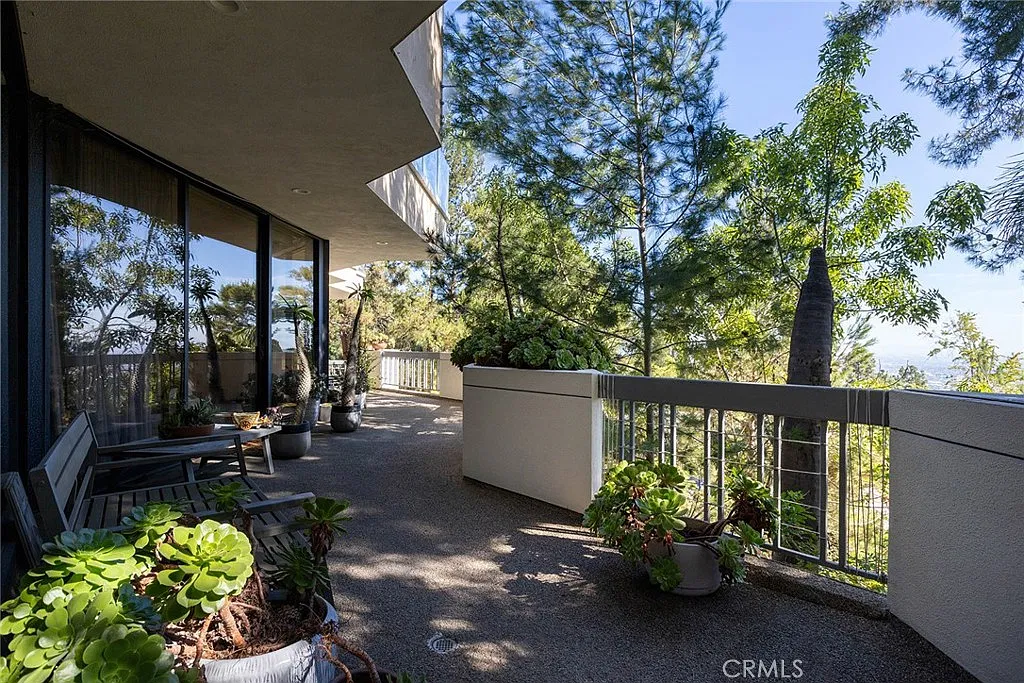 3 bed, 4560 sqft, $12,900 — Photo 2