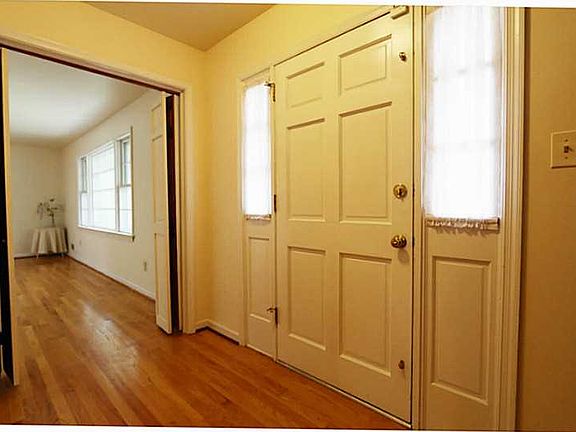 2nd image of 978 Lacon Dr
