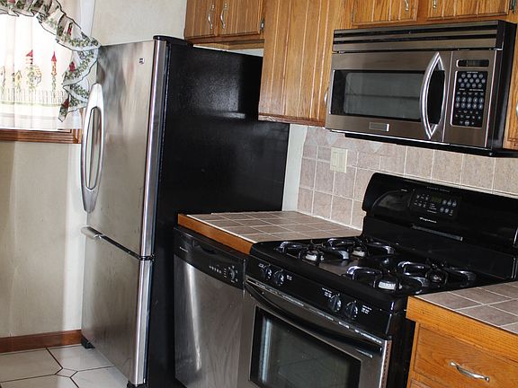 4th image of 403 Williamsburg Ln