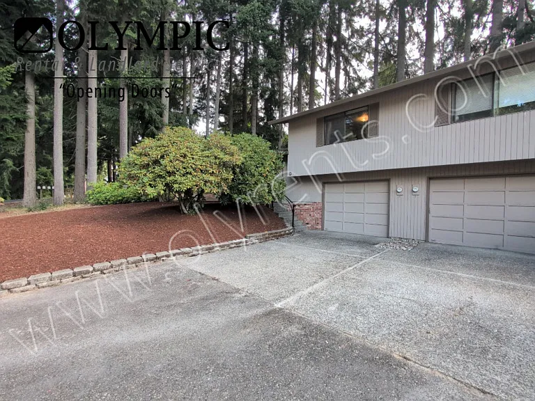 Charming 2 bed, 1 bath duplex w/ single car garage! — Photo 2