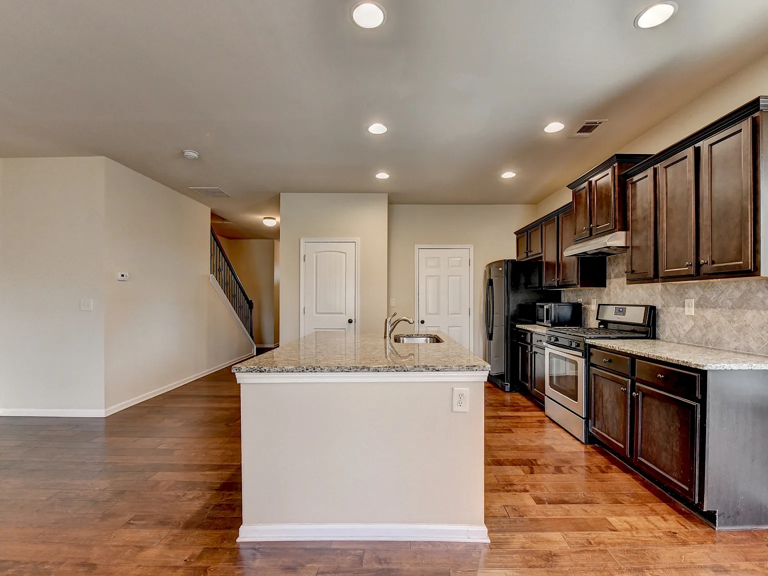 3 bed, 2.5 bath, 1900 sqft, $2,000 — Photo 4