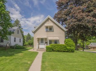 907 S 100th St, West Allis, WI 53214