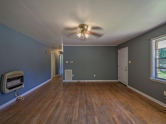 5th image of 920 Leonard St