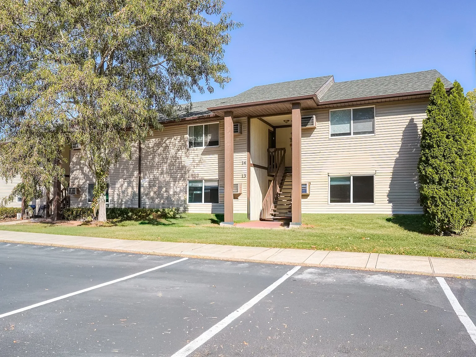 Waynetown Apartments — Photo 1