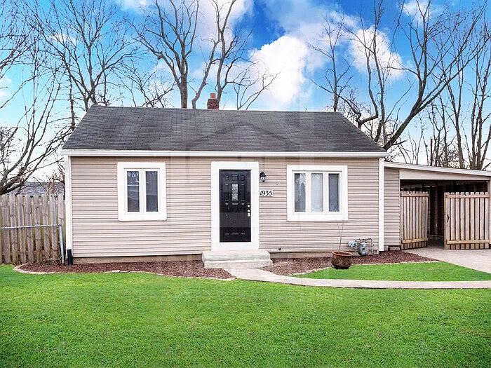 3 bed, 1.0 bath, 720 sqft, $1,300 — Photo 1