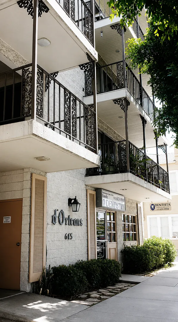 2 bedroom 2 bath condo located in the New Orleans building — Photo 1