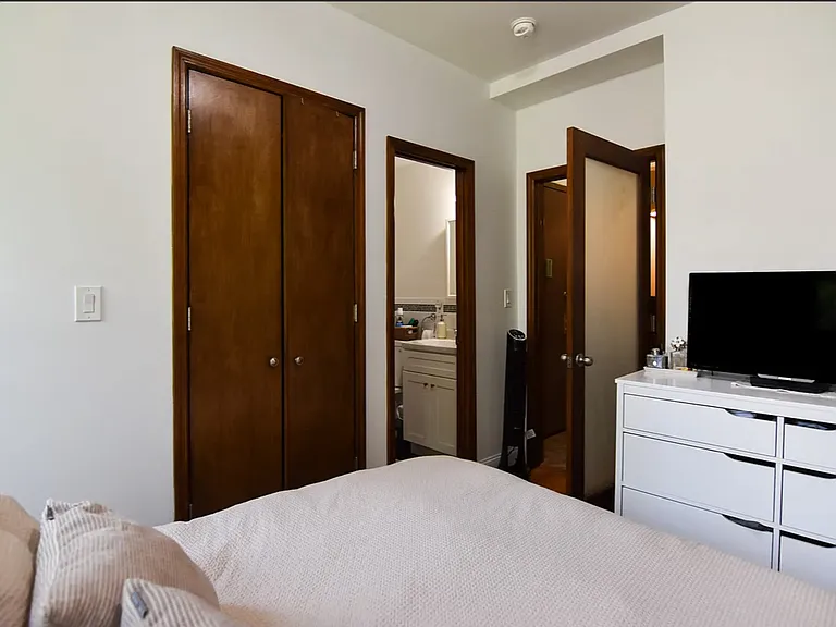 255 N 8th St #2L — Photo 13