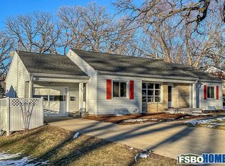 5807 Pleasant Dr, Des Moines, IA 50312